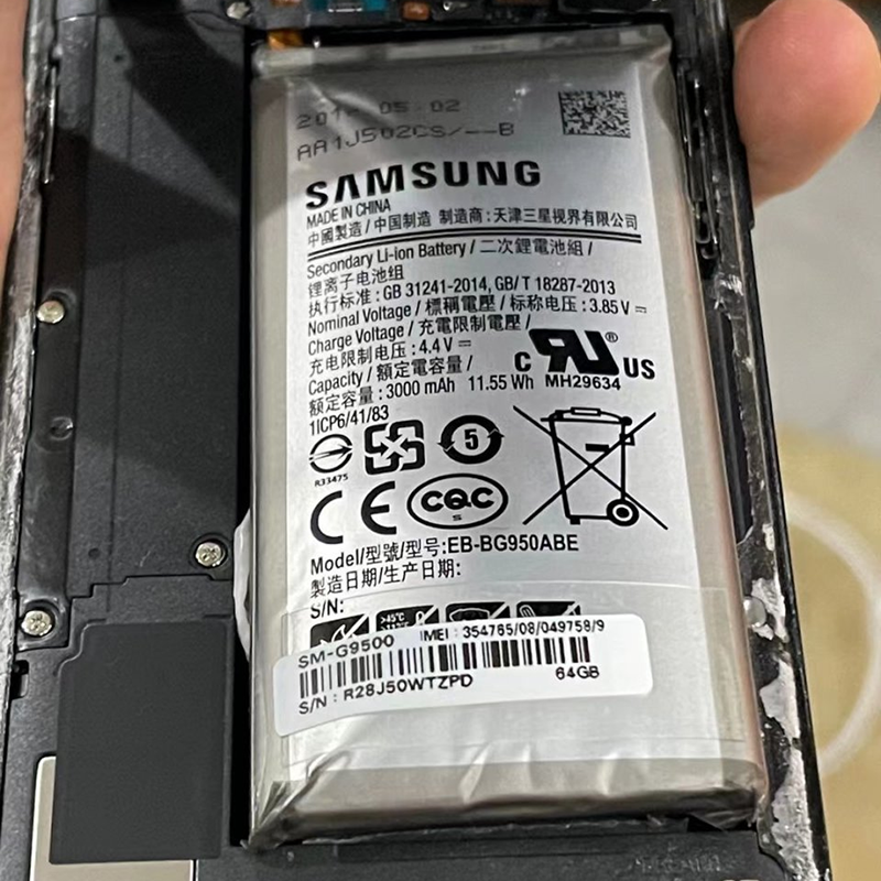 Battery Safety 101: What Every Smartphone User Needs to Know插图 Swollen phone battery showing visible bulging